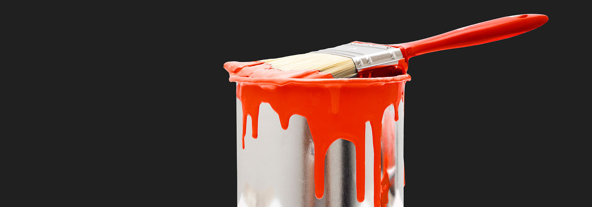  Image de stock seau de peinture rouge fond noir
