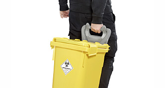 Ergonomisches Handling eines UN 3291-zugelassenen Sammelbehälters für medizinische Abfälle mit Transportgriff