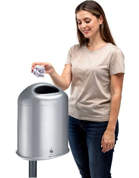 Frau entsorgt Müll in P. Henkel Abfallbehälter, freigestellt